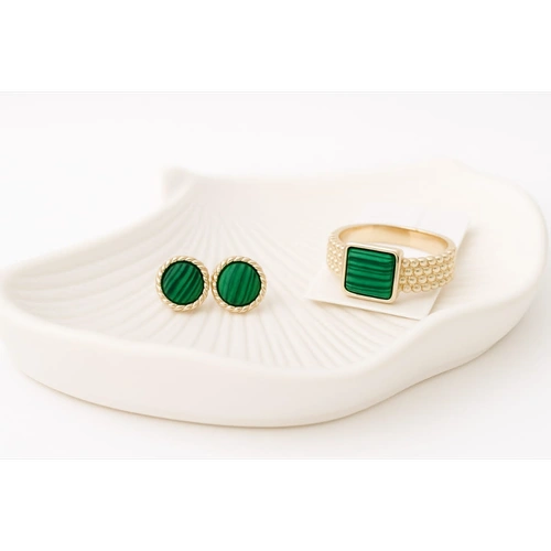 گل‌گوش و انگشتر با سنگ سبز