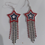 جذابیت آسمانی در استایل شما اگر به دنبال زیورآلاتی هستید که هم خاص باشد و هم به استایل شما جلوه‌ای متفاوت بدهد، گوشواره آویز ستاره‌ای دقیقاً همان چیزی است که نیاز دارید. طراحی این گوشواره الهام گرفته از زیبایی ستاره‌ها در آسمان شب است و به همین دلیل، حس لطافت، درخشش و انرژی مثبت را به ظاهر شما می‌بخشد. طراحی خاص و چشمگیر گوشواره آویز ستاره‌ای با طرح ستاره‌های ظریف و درخشان، به گونه‌ای طراحی شده که هنگام حرکت شما جلوه‌ای زیباتر پیدا کند. این مدل از گوشواره‌ها به خاطر حالت آویزی خود، توجه زیادی را به سمت صورت و گردن جلب می‌کنند و برای کسانی که به استایل چشمگیر و خاص علاقه دارند، انتخابی عالی محسوب می‌شوند. سبک و راحت برای استفاده روزمره با وجود ظاهر خاص و درخشان، این گوشواره بسیار سبک است و حتی در استفاده طولانی مدت باعث خستگی یا سنگینی گوش‌ها نمی‌شود. به همین دلیل می‌توانید آن را هم در مهمانی‌ها و هم در طول روز با خیال راحت استفاده کنید. هماهنگی با استایل‌های مختلف یکی از ویژگی‌های مهم گوشواره آویز ستاره‌ای، قابلیت هماهنگی آن با استایل‌های مختلف است. شما می‌توانید این گوشواره را با لباس‌های ساده بپوشید تا جلوه‌ای شیک و مدرن داشته باشید، یا آن را با لباس‌های رسمی و مجلسی ست کنید تا استایل شما خاص‌تر و جذاب‌تر شود. این گوشواره به ویژه با لباس‌های مشکی، سفید و متالیک جلوه‌ای دوچندان پیدا می‌کند. هدیه‌ای رمانتیک و خاطره‌انگیز طرح ستاره همیشه نماد آرزو، امید و روشنایی بوده است. به همین دلیل گوشواره آویز ستاره‌ای می‌تواند یک هدیه فوق‌العاده برای عزیزان شما باشد. این هدیه علاوه بر زیبایی، معنا و انرژی مثبت هم دارد و می‌تواند لحظه‌ای خاطره‌انگیز را برای کسی که دوستش دارید رقم بزند. کیفیت و دوام بالا این گوشواره‌ها از متریال با کیفیت ساخته شده‌اند تا درخشش و زیبایی خود را در طول زمان حفظ کنند. آبکاری و پرداخت دقیق باعث می‌شود رنگ آن ثابت بماند و شما بتوانید سال‌ها از داشتن یک اکسسوری شیک و خاص لذت ببرید. نکات نگهداری برای ماندگاری بیشتر برای اینکه گوشواره همیشه براق و زیبا باقی بماند، بهتر است آن را از تماس مستقیم با عطر، کرم و مواد شیمیایی دور نگه دارید. همچنین توصیه می‌شود بعد از استفاده، گوشواره‌ها را در جعبه یا کیسه مخصوص زیورآلات قرار دهید تا خط و خش یا آسیب نبینند. ترکیب با سایر زیورآلات گوشواره آویز ستاره‌ای به راحتی با سایر زیورآلات مانند گردنبند یا دستبندهای ظریف هماهنگ می‌شود. شما می‌توانید با انتخاب زیورآلاتی با طرح مشابه (مانند گردنبند ستاره‌ای) یک ست کامل و چشمگیر بسازید یا آن را با اکسسوری‌های ساده‌تر ترکیب کنید تا تمرکز اصلی روی گوشواره‌ها باقی بماند. جمع‌بندی: انتخابی درخشان و خاص گوشواره آویز ستاره‌ای فقط یک اکسسوری نیست، بلکه نمادی از زیبایی، امید و استایلی خاص است. چه برای استفاده روزانه و چه برای مهمانی‌ها، این گوشواره می‌تواند استایل شما را کامل کند و جلوه‌ای متفاوت به ظاهر شما ببخشد. همچنین به عنوان یک هدیه رمانتیک و خاص، همیشه انتخابی ماندگار خواهد بود.