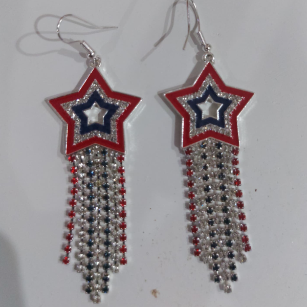 جذابیت آسمانی در استایل شما اگر به دنبال زیورآلاتی هستید که هم خاص باشد و هم به استایل شما جلوه‌ای متفاوت بدهد، گوشواره آویز ستاره‌ای دقیقاً همان چیزی است که نیاز دارید. طراحی این گوشواره الهام گرفته از زیبایی ستاره‌ها در آسمان شب است و به همین دلیل، حس لطافت، درخشش و انرژی مثبت را به ظاهر شما می‌بخشد. طراحی خاص و چشمگیر گوشواره آویز ستاره‌ای با طرح ستاره‌های ظریف و درخشان، به گونه‌ای طراحی شده که هنگام حرکت شما جلوه‌ای زیباتر پیدا کند. این مدل از گوشواره‌ها به خاطر حالت آویزی خود، توجه زیادی را به سمت صورت و گردن جلب می‌کنند و برای کسانی که به استایل چشمگیر و خاص علاقه دارند، انتخابی عالی محسوب می‌شوند. سبک و راحت برای استفاده روزمره با وجود ظاهر خاص و درخشان، این گوشواره بسیار سبک است و حتی در استفاده طولانی مدت باعث خستگی یا سنگینی گوش‌ها نمی‌شود. به همین دلیل می‌توانید آن را هم در مهمانی‌ها و هم در طول روز با خیال راحت استفاده کنید. هماهنگی با استایل‌های مختلف یکی از ویژگی‌های مهم گوشواره آویز ستاره‌ای، قابلیت هماهنگی آن با استایل‌های مختلف است. شما می‌توانید این گوشواره را با لباس‌های ساده بپوشید تا جلوه‌ای شیک و مدرن داشته باشید، یا آن را با لباس‌های رسمی و مجلسی ست کنید تا استایل شما خاص‌تر و جذاب‌تر شود. این گوشواره به ویژه با لباس‌های مشکی، سفید و متالیک جلوه‌ای دوچندان پیدا می‌کند. هدیه‌ای رمانتیک و خاطره‌انگیز طرح ستاره همیشه نماد آرزو، امید و روشنایی بوده است. به همین دلیل گوشواره آویز ستاره‌ای می‌تواند یک هدیه فوق‌العاده برای عزیزان شما باشد. این هدیه علاوه بر زیبایی، معنا و انرژی مثبت هم دارد و می‌تواند لحظه‌ای خاطره‌انگیز را برای کسی که دوستش دارید رقم بزند. کیفیت و دوام بالا این گوشواره‌ها از متریال با کیفیت ساخته شده‌اند تا درخشش و زیبایی خود را در طول زمان حفظ کنند. آبکاری و پرداخت دقیق باعث می‌شود رنگ آن ثابت بماند و شما بتوانید سال‌ها از داشتن یک اکسسوری شیک و خاص لذت ببرید. نکات نگهداری برای ماندگاری بیشتر برای اینکه گوشواره همیشه براق و زیبا باقی بماند، بهتر است آن را از تماس مستقیم با عطر، کرم و مواد شیمیایی دور نگه دارید. همچنین توصیه می‌شود بعد از استفاده، گوشواره‌ها را در جعبه یا کیسه مخصوص زیورآلات قرار دهید تا خط و خش یا آسیب نبینند. ترکیب با سایر زیورآلات گوشواره آویز ستاره‌ای به راحتی با سایر زیورآلات مانند گردنبند یا دستبندهای ظریف هماهنگ می‌شود. شما می‌توانید با انتخاب زیورآلاتی با طرح مشابه (مانند گردنبند ستاره‌ای) یک ست کامل و چشمگیر بسازید یا آن را با اکسسوری‌های ساده‌تر ترکیب کنید تا تمرکز اصلی روی گوشواره‌ها باقی بماند. جمع‌بندی: انتخابی درخشان و خاص گوشواره آویز ستاره‌ای فقط یک اکسسوری نیست، بلکه نمادی از زیبایی، امید و استایلی خاص است. چه برای استفاده روزانه و چه برای مهمانی‌ها، این گوشواره می‌تواند استایل شما را کامل کند و جلوه‌ای متفاوت به ظاهر شما ببخشد. همچنین به عنوان یک هدیه رمانتیک و خاص، همیشه انتخابی ماندگار خواهد بود.