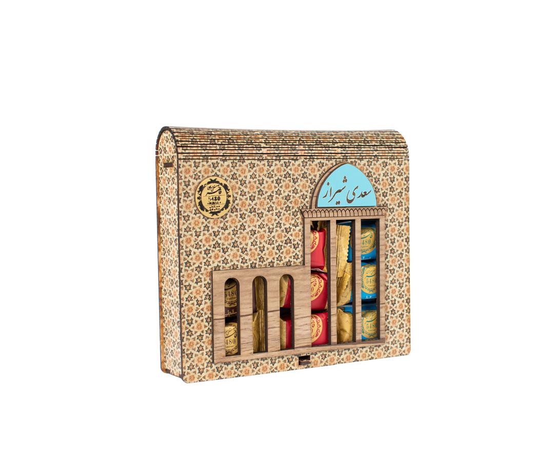 حلوا مسقطی لار مغزدار در جعبه چوبی کتابی طرح سعدی کالکا