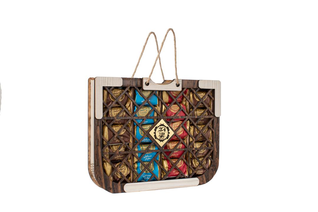 حلوا مسقطی لار مغزدار در طرح کیفی چوبی کالکا