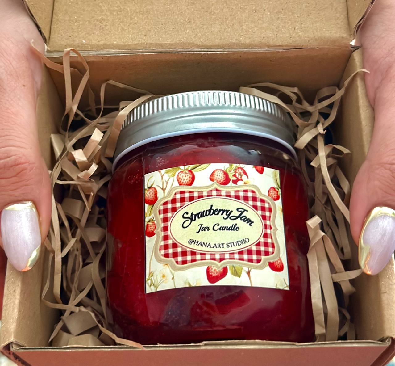 شمع دستساز طرح مربای توتفرنگی شمع دستساز طرح مربای توتفرنگی